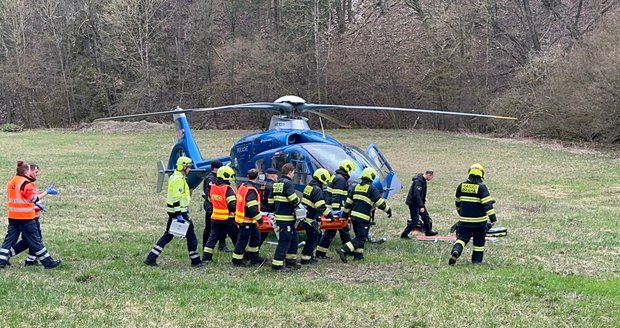 V Praze došlo k děsivé nehodě. Řidič s jeho BMW vyletěl ze silnice, řidič utrpěl velmi vážná poranění, spolujezdkyně také skončila v péči lékařů.