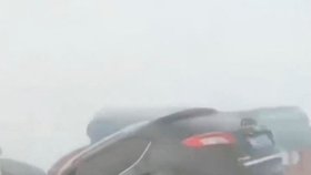 Na mostě v Číně se v husté mlze srazilo více než 200 vozidel,