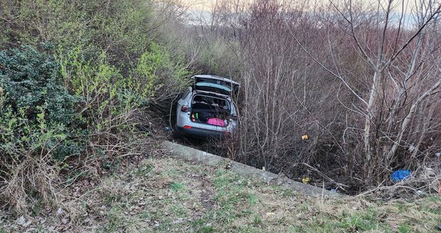 Nehoda v Praze: Auto vyletělo ze silnice, skončilo v příkopu