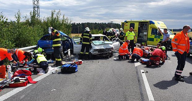 Vážná nehoda na Mladoboleslavsku: Šest zraněných, z toho dva kojenci! O kus dál boural další vůz