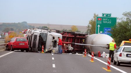 Nehoda na D8 uzavřela na několik hodin dálnici.