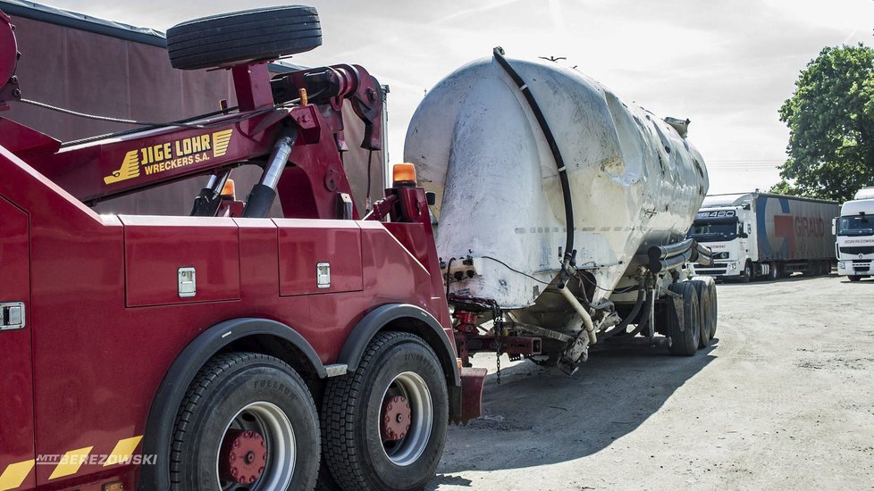 Cisterna s 28 tunami cementu se zřítila ze srázu: Řidič jako zázrakem přežil