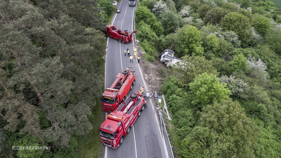 Cisterna s 28 tunami cementu se zřítila ze srázu: Řidič jako zázrakem přežil