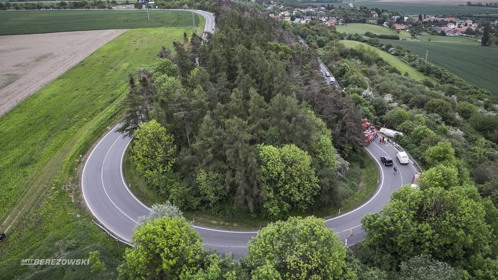 Cisterna s 28 tunami cementu se zřítila ze srázu: Řidič jako zázrakem přežil