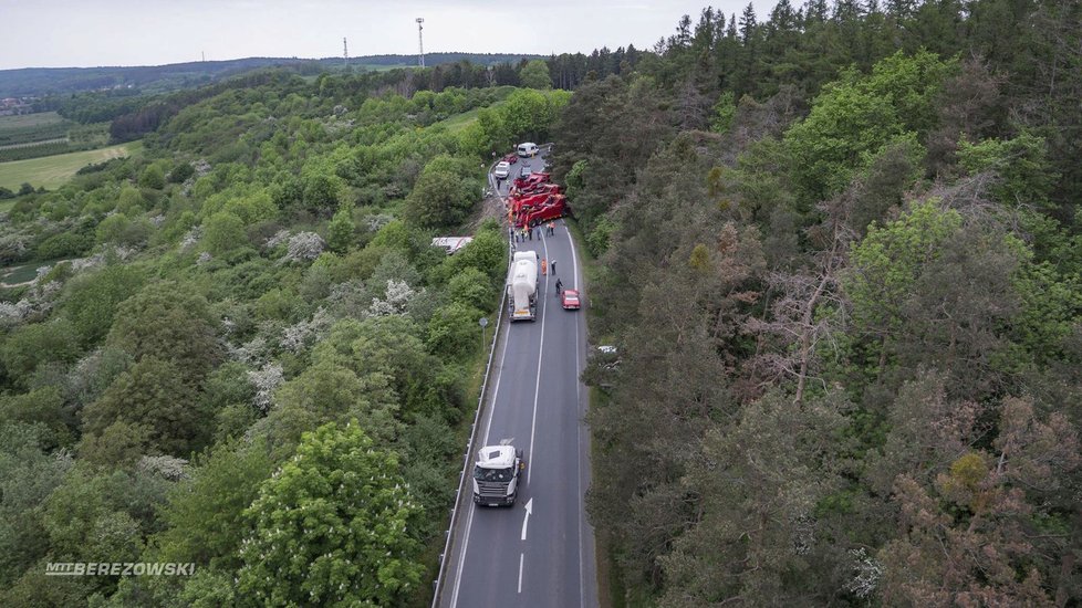 Cisterna s 28 tunami cementu se zřítila ze srázu: Řidič jako zázrakem přežil