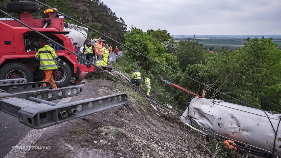 Cisterna s 28 tunami cementu se zřítila ze srázu: Řidič jako zázrakem přežil