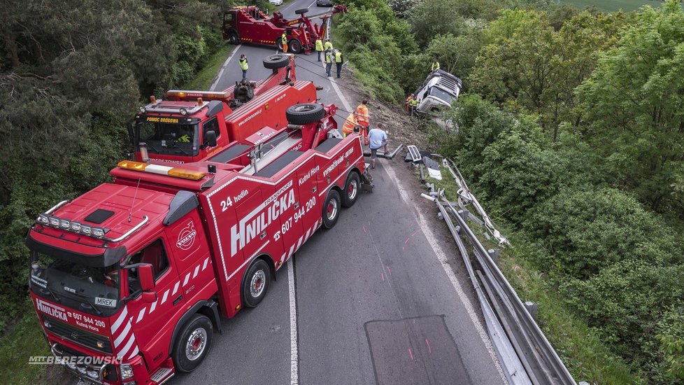 Cisterna s 28 tunami cementu se zřítila ze srázu: Řidič jako zázrakem přežil