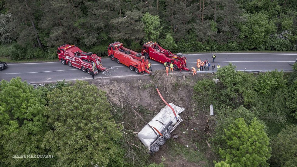 Cisterna s 28 tunami cementu se zřítila ze srázu: Řidič jako zázrakem přežil