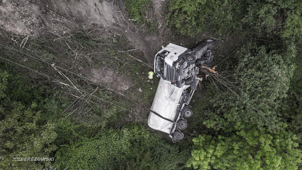 Cisterna s 28 tunami cementu se zřítila ze srázu: Řidič jako zázrakem přežil.