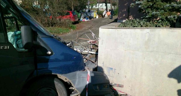 Šest cizinců se zranilo v sobotu dopoledne v Dolních Kounicích na Brněnsku, kde řidič dodávky z neznámých důvodů přejel do protisměru a naboural do betonového sloupu.