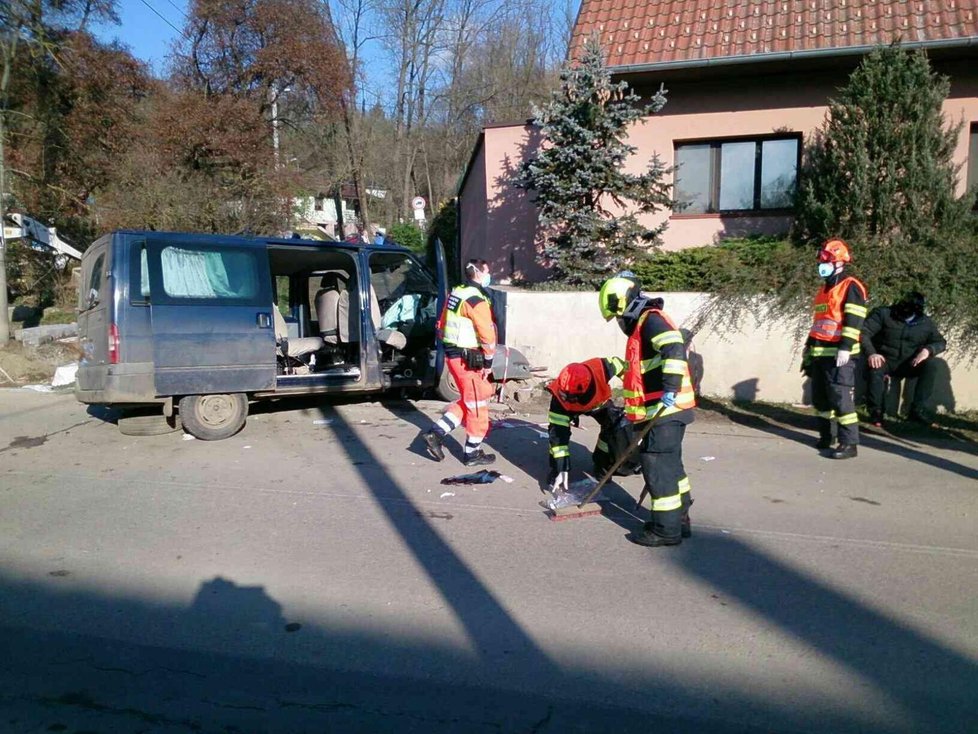 Šest cizinců se zranilo v sobotu dopoledne v Dolních Kounicích na Brněnsku, kde řidič dodávky z neznámých důvodů přejel do protisměru a naboural do betonového sloupu.