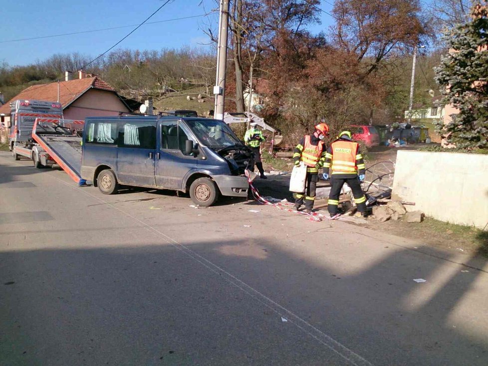 Šest cizinců se zranilo v sobotu dopoledne v Dolních Kounicích na Brněnsku, kde řidič dodávky z neznámých důvodů přejel do protisměru a naboural do betonového sloupu.