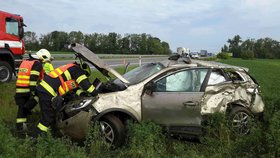 Renault rakouského řidiče skončil v pátek dopoledne po několika kotrmelcích nedaleko Pohořelic v poli. Šofér vyvázl s lehkým otřesem mozku.