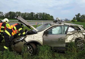 Renault rakouského řidiče skončil v pátek dopoledne po několika kotrmelcích nedaleko Pohořelic v poli. Šofér vyvázl s lehkým otřesem mozku.