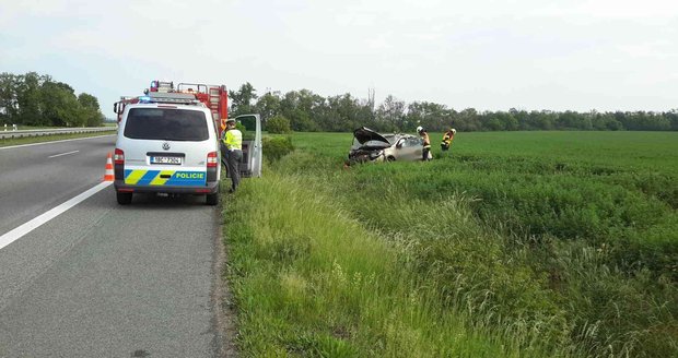 Renault rakouského řidiče skončil v pátek dopoledne po několika kotrmelcích nedaleko Pohořelic v poli. Šofér vyvázl s lehkým otřesem mozku.