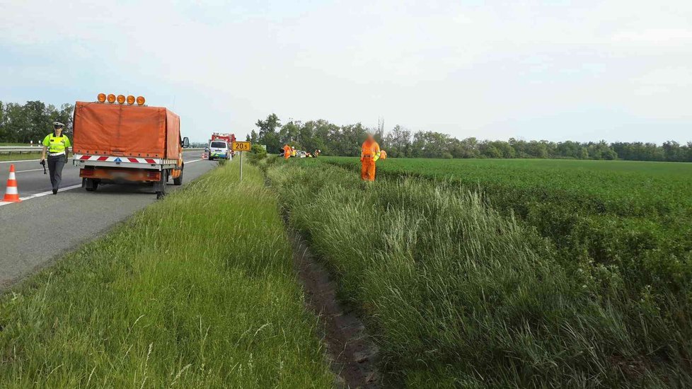 Renault rakouského řidiče skončil v pátek dopoledne po několika kotrmelcích nedaleko Pohořelic v poli. Šofér vyvázl s lehkým otřesem mozku.