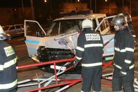 Vůz městské policie narazil do tramvajové zastávky