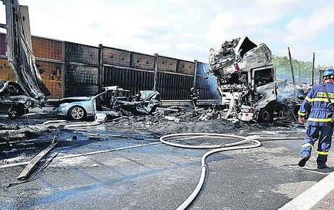 Kamion v plné rychlosti rozpáral osobní auto. V jeho troskách zemřely žena a dítě, zahynul i šofér nákladního auta.