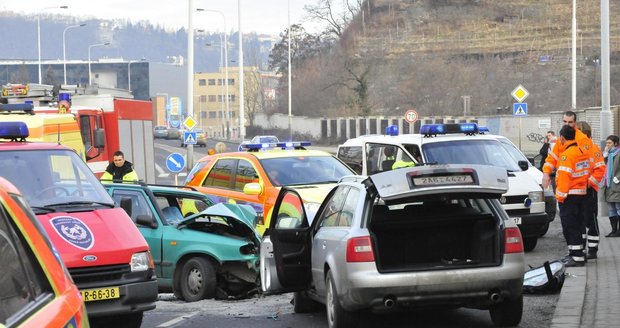 Při nehodě dvou osobních aut zemřela v Praze mladá žena