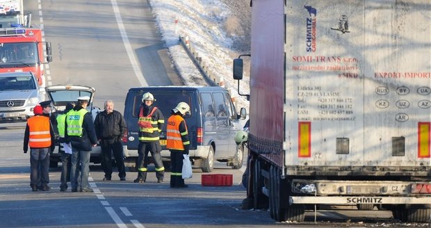 Vyšetřování nehody ukázalo, že řidič ani opravář neměli vesty a chyběl i trojúhelník...