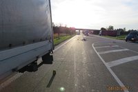 Osudové přehlédnutí: Řidič náklaďáku přejel cyklistu (†50), zemřel v nemocnici