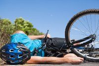 Tragický víkend cyklistů: Zraněné děti, sražený muž tramvají i ženy v bezvědomí