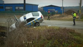 Nepozorný cyklista vjel v Troubsku  nečekaně před policejní vůz. Řidič strhl řízení k můstku nad potokem. Jeden z mužů zákona utrpěl středně těžké zranění.