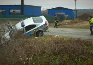 Nepozorný cyklista vjel v Troubsku  nečekaně před policejní vůz. Řidič strhl řízení k můstku nad potokem. Jeden z mužů zákona utrpěl středně těžké zranění.