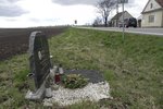 K desítkám pomníčků u tzv. silnice smrti mezi Znojmem a Pohořelicemi přibude od čtvrtka další. Cyklista (†66) u Miroslavi zemřel pod koly osobního auta.