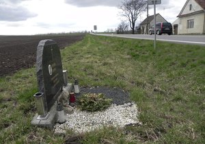 K desítkám pomníčků u tzv. silnice smrti mezi Znojmem a Pohořelicemi přibude od čtvrtka další. Cyklista (†66) u Miroslavi zemřel pod koly osobního auta.