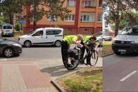 Auto srazilo cyklistu: Starší muž upadl na chodník a ztratil vědomí