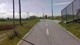 Část cesty cyklista Marián natočil na video na kamerku, kterou měl připevněnou na těle.