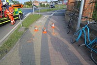 Kuriozní nehoda: Na cyklostezce se srazili dva kolisté! Žena bez helmy se těžce zranila