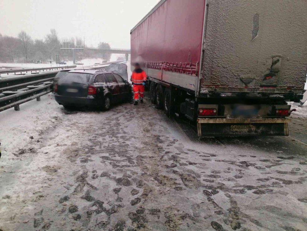 Po ranní hromadné nehodě u Vyškova zůstala dálnice D 46 ve směru na Olomouc tři hodiny neprůjezdná