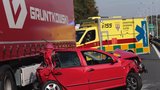 Na obchvatu Kolína se srazilo osobní a nákladní auto: Řidič osobáku nepřežil