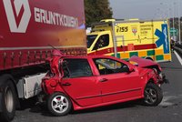 Na obchvatu Kolína se srazilo osobní a nákladní auto: Řidič osobáku nepřežil