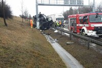 Nehoda uzavřela Pražský okruh před Ořechem. Cesta na letiště byla tři hodiny neprůjezdná