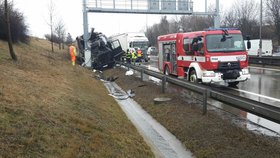 Pražský okruh zablokovala nehoda osmi kamionů a dodávky.