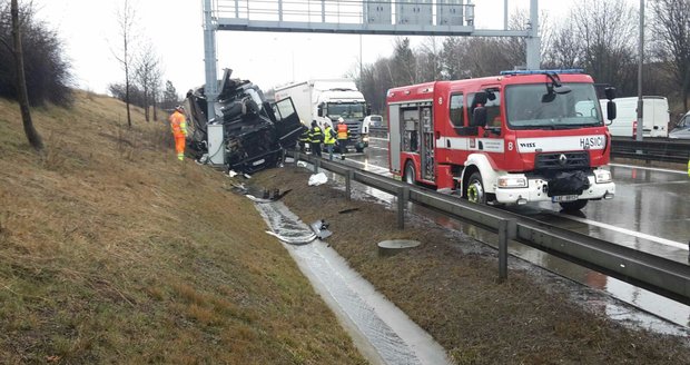 Pražský okruh zablokovala nehoda osmi kamionů a dodávky.