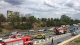 Nehoda na D1 blokovala dopravu! Řidič kamionu při výjezdu z Prahy zkolaboval, narazil do svodidel