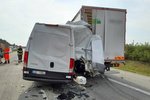Dálnice D1 byla ve směru na Brno uzavřena mezi 168. a 178. kilometrem kvůli nehodě. Mladý řidič dodávky zezadu narazil do nákladního auta, vyvázl s lehkým zraněním.