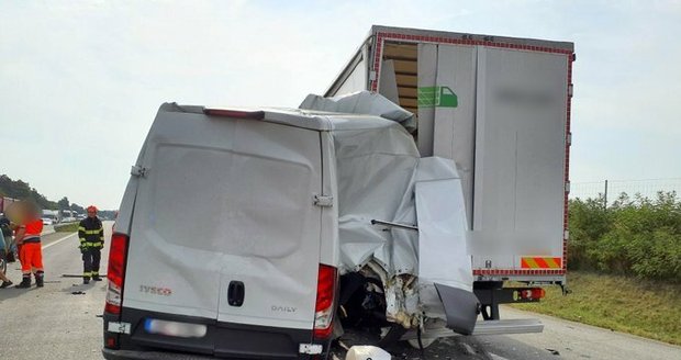 Dálnice D1 byla ve směru na Brno uzavřena mezi 168. a 178. kilometrem kvůli nehodě. Mladý řidič dodávky zezadu narazil do nákladního auta, vyvázl s lehkým zraněním.