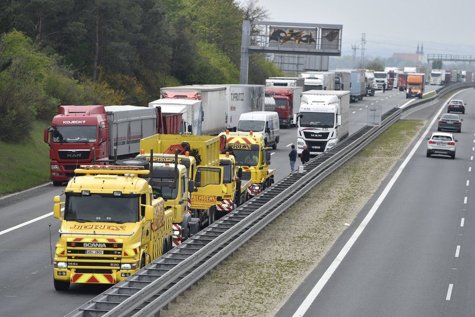 Hromadná nehoda čtyř nákladních vozů a dodávky na 202. kilometru dálnice D1 si vyžádala život řidiče jednoho z vozů.