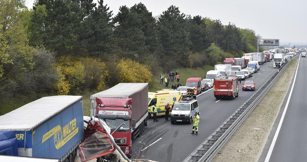 Hromadná nehoda čtyř nákladních vozů a dodávky na 202. kilometru dálnice D1 si vyžádala život řidiče jednoho z vozů.