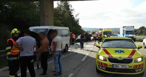 Při srážce kamionu s dodávkou u Ostrovačic na Brněnsku ve směru na Prahu zemřel jeden člověk a šest dalších se zranilo. V místě se tvořily dlouhé kolony.