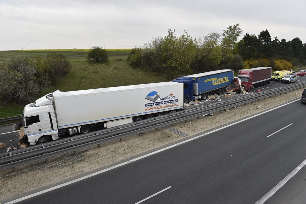 Hromadná nehoda čtyř nákladních vozů a dodávky na 202. kilometru dálnice D1 si vyžádala život řidiče jednoho z vozů.