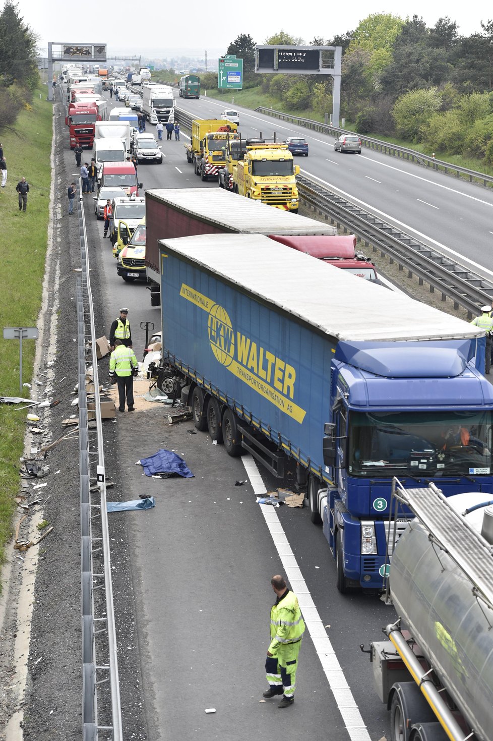 Hromadná nehoda čtyř nákladních vozů a dodávky na 202. kilometru dálnice D1 si vyžádala život řidiče jednoho z vozů.