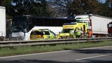 Hromadná nehoda na D1: Autobus, osobák a tři nákladní auta ucpaly dálnici, na místo letěl vrtulník