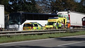 Na D1 u Soutic bourala čtyři auta a autobus.