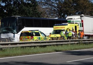 Na D1 u Soutic bourala čtyři auta a autobus.